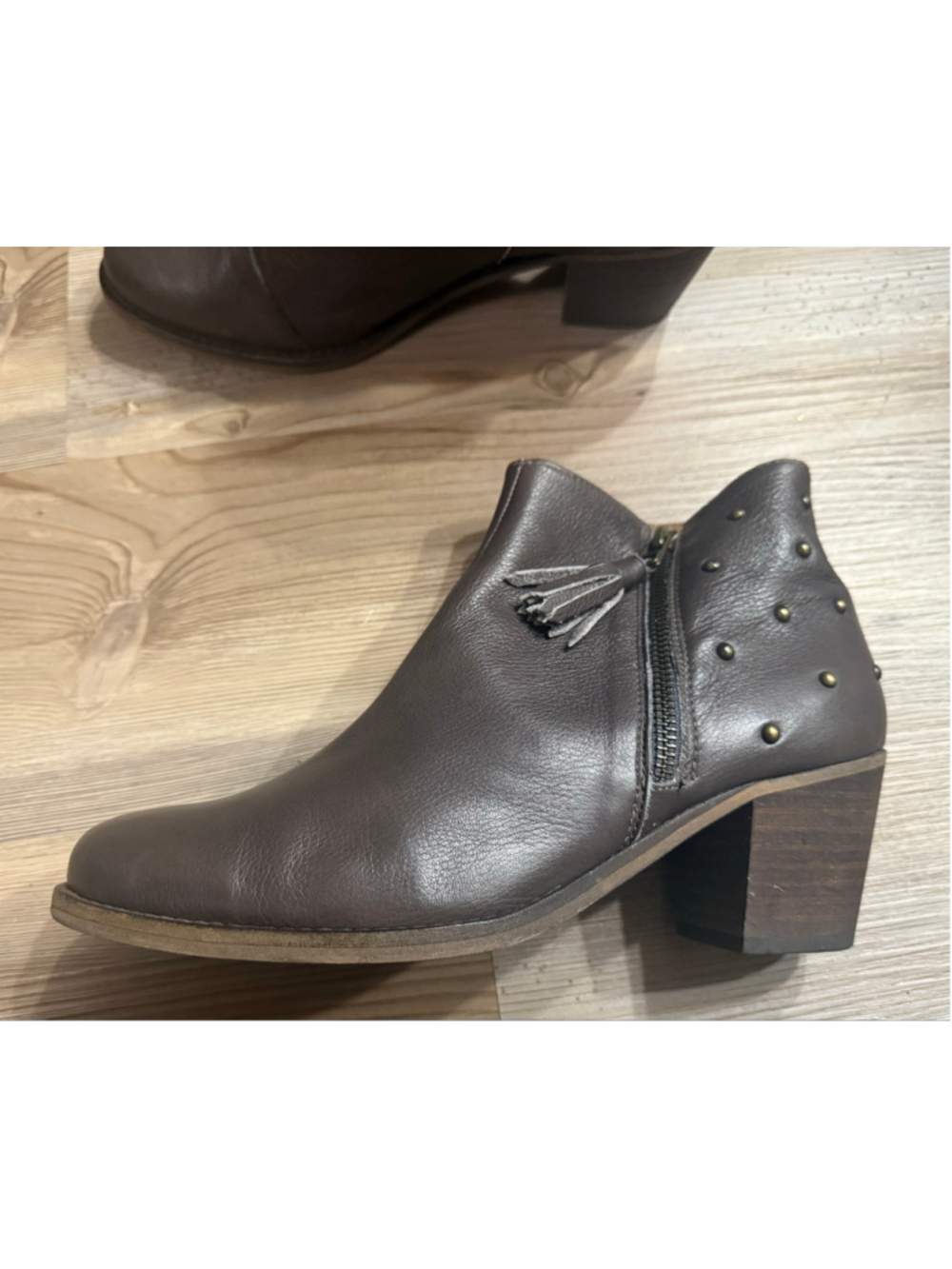 Women's Eric Michael Brown Leather Ankle Booties size 39 (Size 8.5)